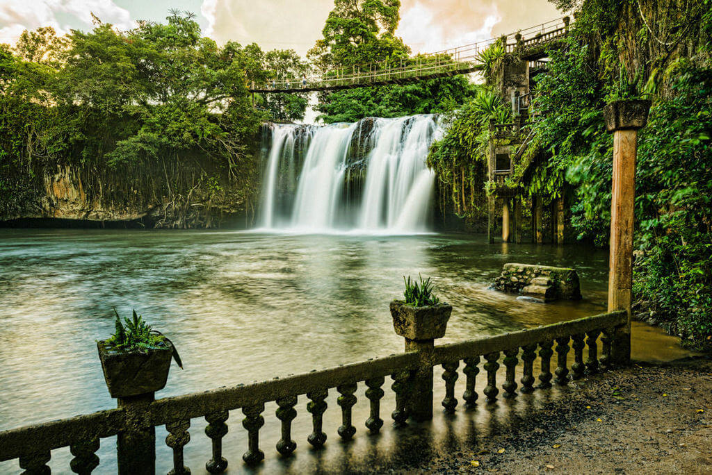 Водопад в парке Паронелла